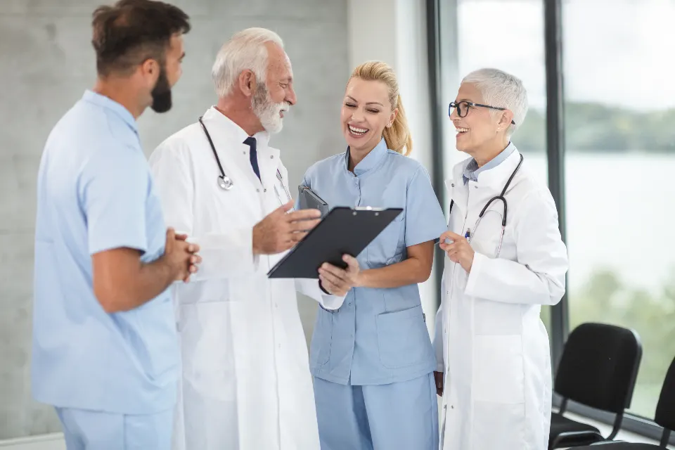 Equipo médico revisando un expediente